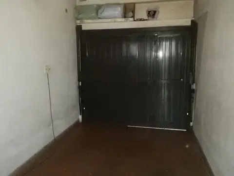 CASA CON JARDIN DE FONDO