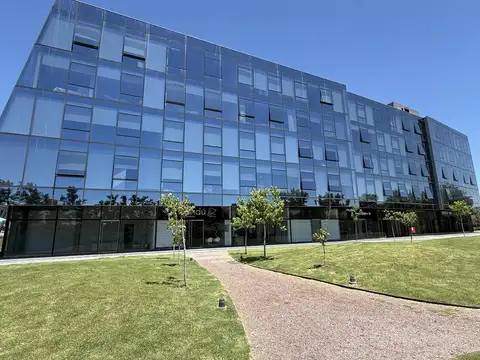Oficina en alquiler en prestigioso edificio de categoría en la mejor ubicación de Pilar