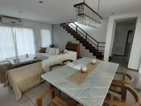 Casa 5 ambientes con 4 baños