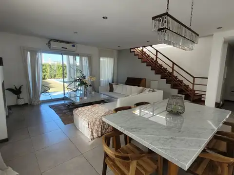 Casa 5 ambientes con 4 baños