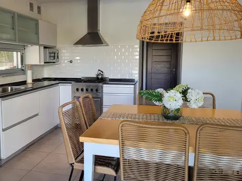 Casa 5 ambientes con 4 baños
