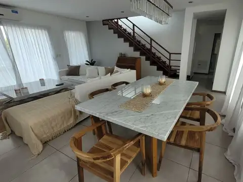 Casa en Alquiler Temporal con 2 cocheras