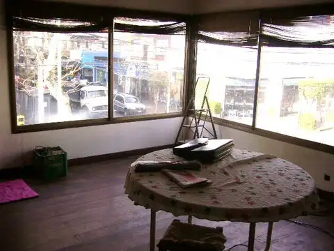 Florida frente a Hosp Vicente Lopez 2 amb al frente 1er piso por escalera con terraza.