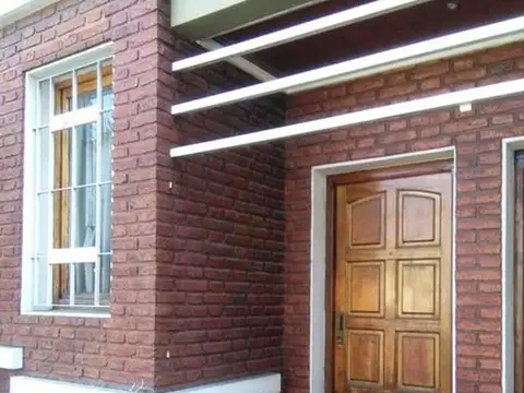 VILLA SARMIENTO-PH- CHALET DE 2 PLANTAS- 4 AMBIENTES CON COCHERA- APTO CREDITO  