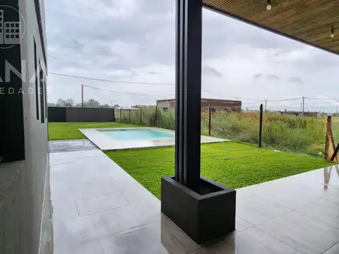 Venta de Casa en Ibarlucea de 3 dormitorios con pileta y parrillero. Las Fincas de Ibarlucea