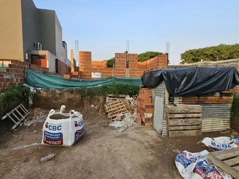 Casa de dos dormitorios en obra, sobre terreno de 308 m2
