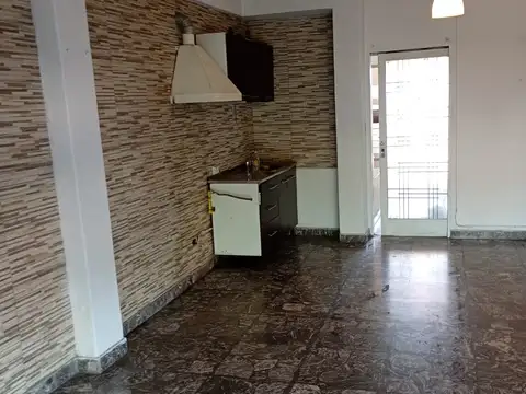 EXCELENTE DEPARTAMENTO DE 2 AMBIENTES AL FRENTE AMPLIO