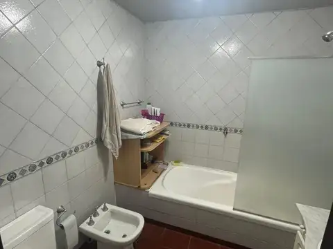 VENTA - EXCELENTE CASA 5 AMBIENTES - CON PISCINA Y QUINCHO - A 700METROS DE CABA