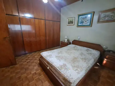 CASA IDEAL PARA 2 FAMILIAS CON GARAGE PARA VARIOS AUTOS, PATIO Y QUINCHO CON PARRILLA