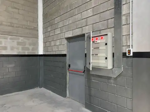 DEPOSITO DE 530 M2 EN INMEJORABLE UBICACION SOBRE PANAMERICANA OLIVOS