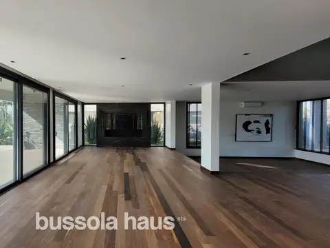 Casa en Venta con 6 cocheras