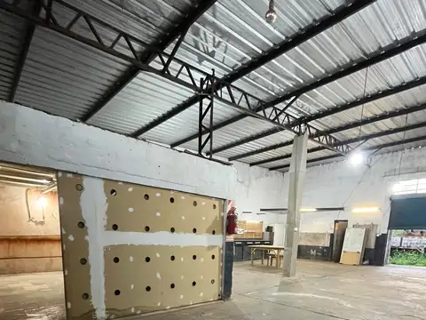 Deposito amplio, ubicado en Lamadrid 2448, Lomas de Zamora