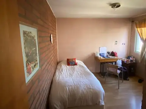 GRAN CASA, QUINCHO, GARAGE, +DEPTO, EN AV ROCA