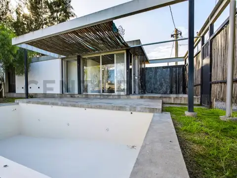 Casa en Alquiler con 2 cocheras