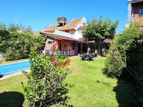 VENTA CASA 6 AMBIENTES CON COCHERA, JARDÍN Y PISCINA EN VILLA ADELINA