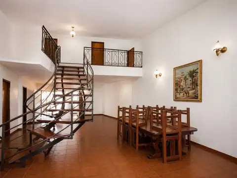 CASA DE 4 AMBIENTES CON DEPENDENCIA, PATIO Y TERRAZA.