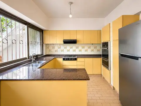 CASA DE 4 AMBIENTES CON DEPENDENCIA, PATIO Y TERRAZA.