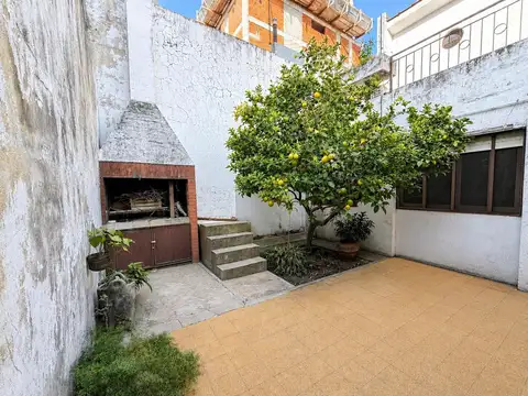 CASA DE 4 AMBIENTES CON DEPENDENCIA, PATIO Y TERRAZA.