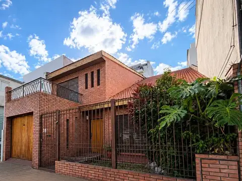 CASA DE 4 AMBIENTES CON DEPENDENCIA, PATIO Y TERRAZA.