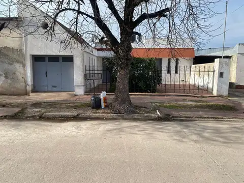 SE VENDE CASA TRES DORMITORIOS -  ZONA TRIBUNALES