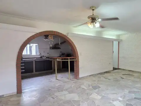 VENTA - CASA 3 DORMITORIOS CON PATIO. APTA CRÈDITO