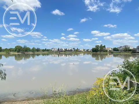 Venta terreno a la laguna en Barrio Privado Santa Rita