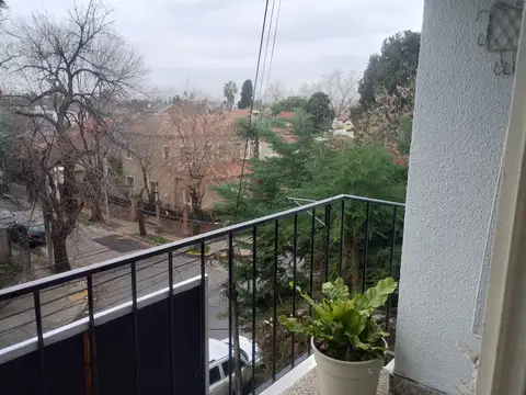 En alquiler departamento de 3 ambientes en ciudad jardín.