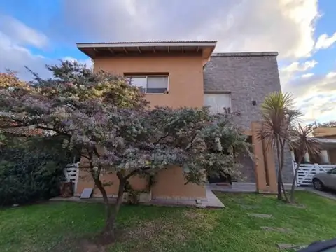 ALQUILER  casa la Arbolada 5 ambientes . Hermosa!