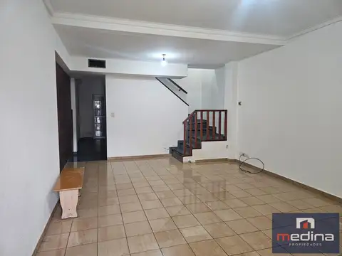 Casa en Alquiler con 1 cochera