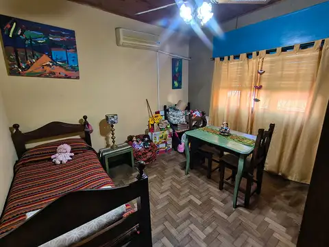 ¡Imperdible Casa en Esquina de 5 Ambientes con Garaje, Parrilla y Terraza en Temperley!