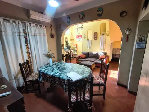 ¡Imperdible Casa en Esquina de 5 Ambientes con Garaje, Parrilla y Terraza en Temperley!