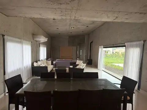 Casa en Alquiler con 2 cocheras