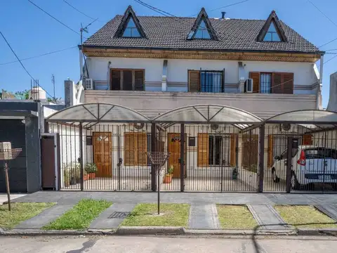 Triplex en Villa Luzuriaga con patio y cochera