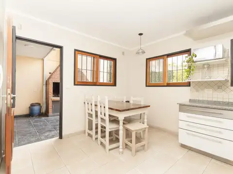 Casa en Venta con 2 cocheras
