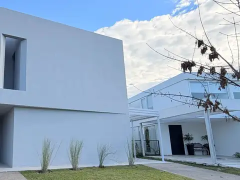 Casa 5 ambientes con 4 baños