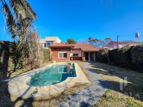 VENTA CASA 4 AMBIENTES CON PISCINA CLIMATIZADA Y QUINCHO EN LA MEJOR ZONA RESIDENCIAL DE RANELAGH
