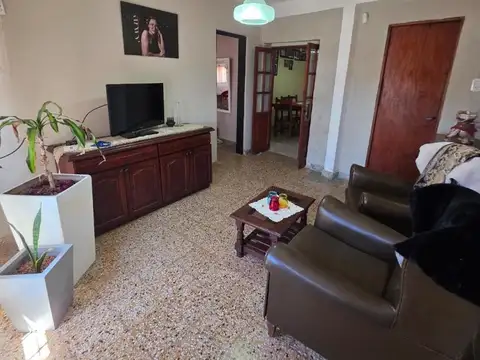 Casa 5 ambientes con 2 baños