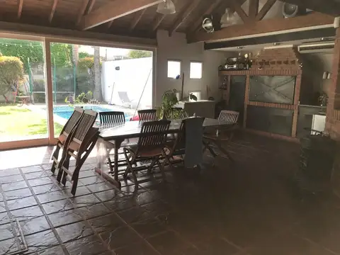 Casa 5 ambientes con 4 baños