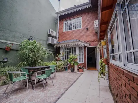 PH de 5 ambientes al frente con cochera, 2 baños y patio Villa Pueyrredon