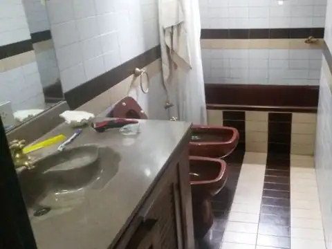 Casa en Alquiler con 2 cocheras