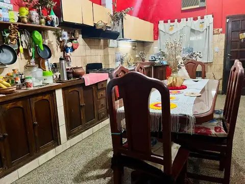 CASA EN VENTA 3 DORMITORIOS CON LOCAL COMERCIAL