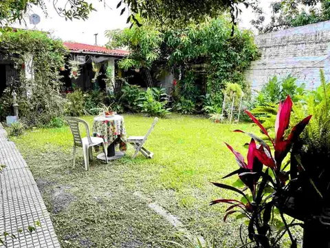 CASA EN VENTA 3 DORMITORIOS CON LOCAL COMERCIAL