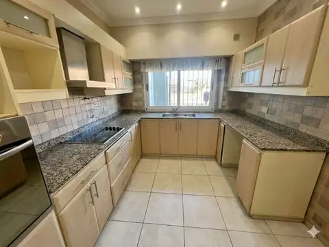 Casa 6 ambientes con 3 baños