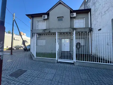 VENTA DE AMPLIO CHALET 6 AMB, COCHERA, PATIO,