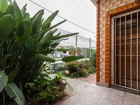 Casa en Venta con 3 cocheras