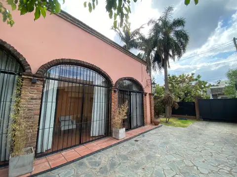 Casa 7 ambientes con 2 baños