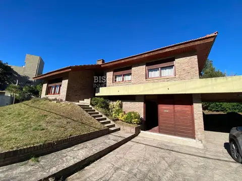 EXCELENTE CASA DE 6 AMBIENTES CON COCHERA DOBLE