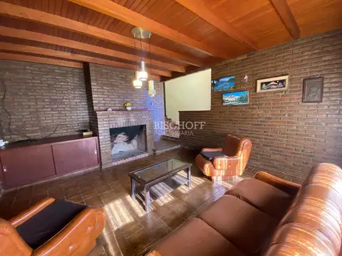 Casa en Venta con 2 cocheras