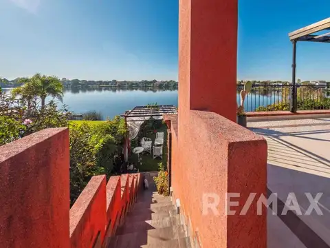 Casa en Alquiler con 2 cocheras