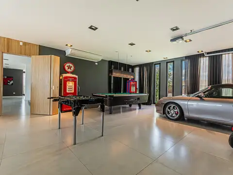 Casa en Venta con 4 cocheras